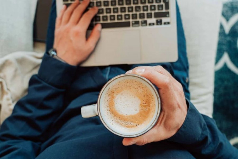 Oferty pracy w sieci spadają trzeci miesiąc z rzędu